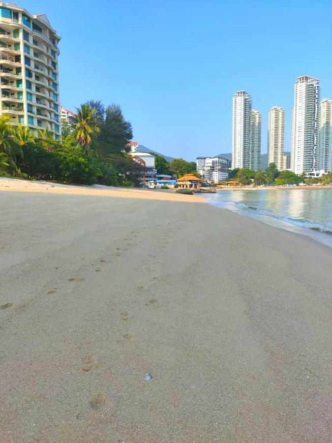 G&T'S Beach Front Villa Tanjung Bungah  Esterno foto