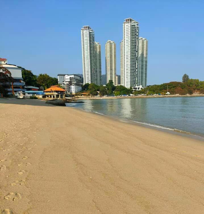 G&T'S Beach Front Villa Tanjung Bungah  Esterno foto