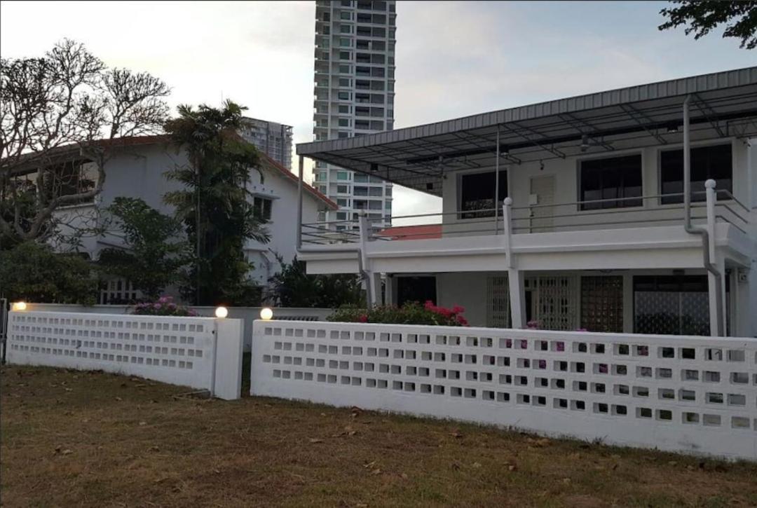 G&T'S Beach Front Villa Tanjung Bungah  Esterno foto