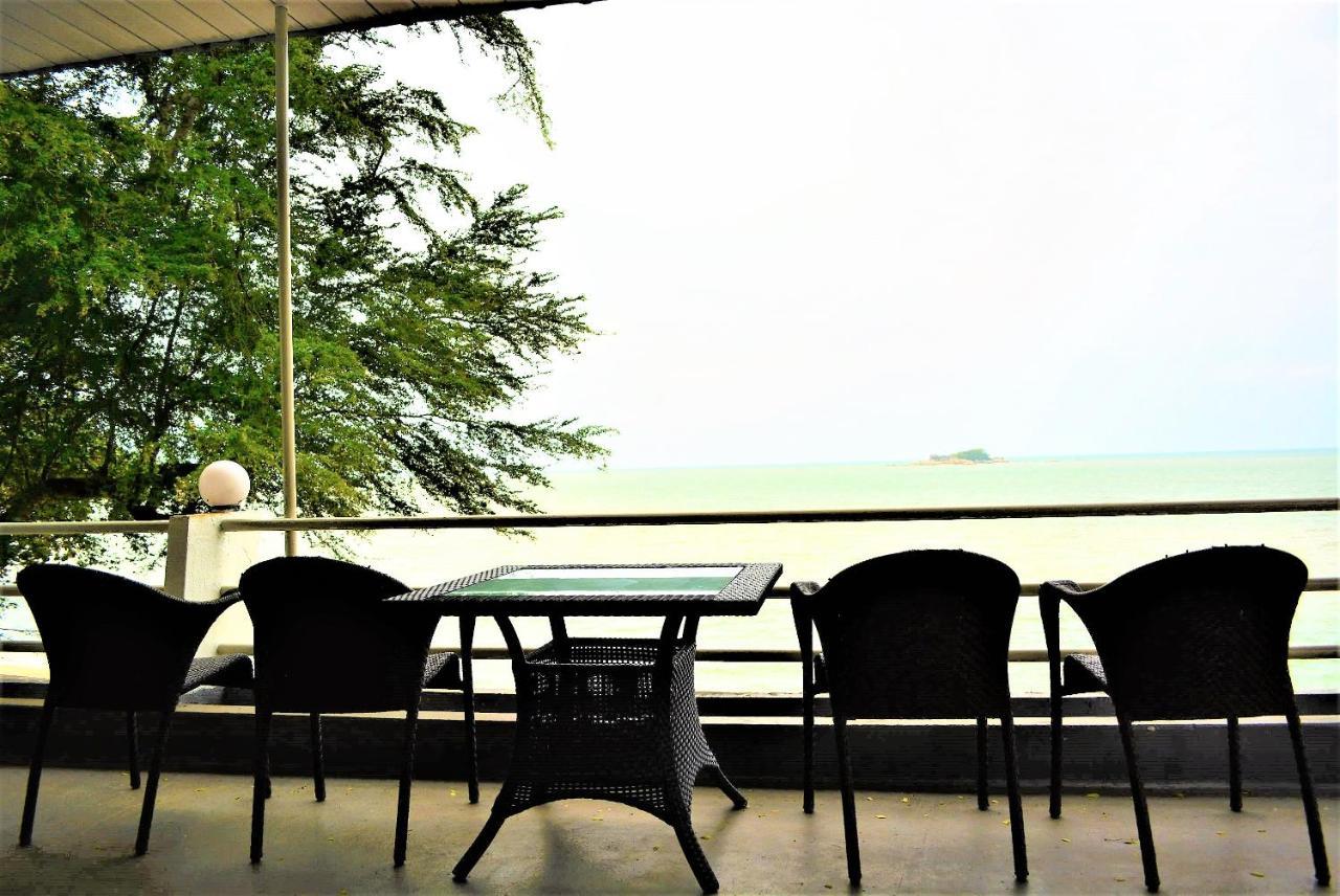 G&T'S Beach Front Villa Tanjung Bungah  Esterno foto