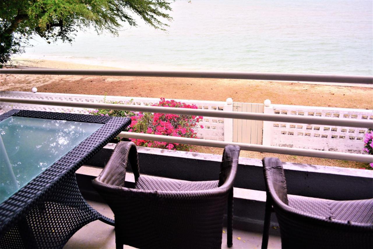 G&T'S Beach Front Villa Tanjung Bungah  Esterno foto