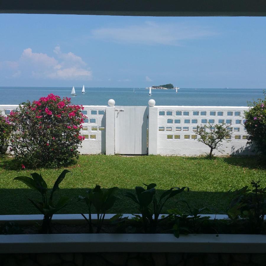 G&T'S Beach Front Villa Tanjung Bungah  Esterno foto